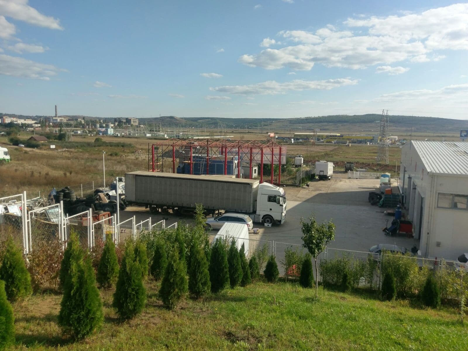Camion în curtea service-ului LKW Marian din Iași